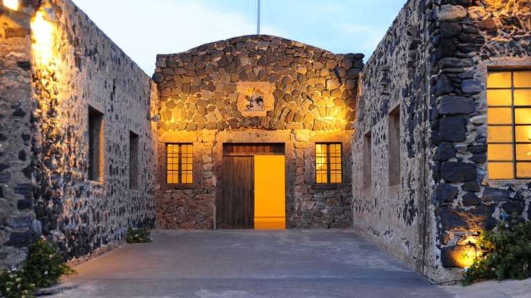 Ένα καλοκαίρι τέχνης στην Σαντορίνη