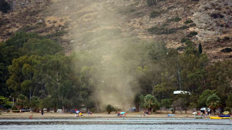 Ανεμοστρόβιλος πέρασε στην παραλία Καραθώνας Ναυπλίου  - δείτε φωτό -
