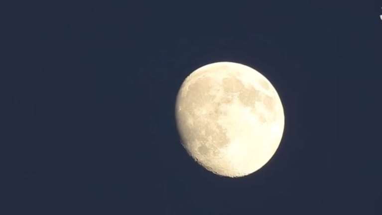 Εκανε την κάμερά του τηλεσκόπιο για να δει τη Σελήνη - ΒΙΝΤΕΟ