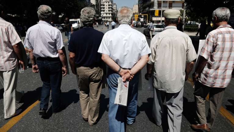Νέο τσεκούρι σε συντάξεις στο τέλος Αυγούστου