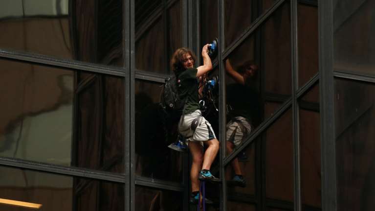 Σκαρφάλωνε σε ουρανοξύστη για να συναντήσει τον Τραμπ