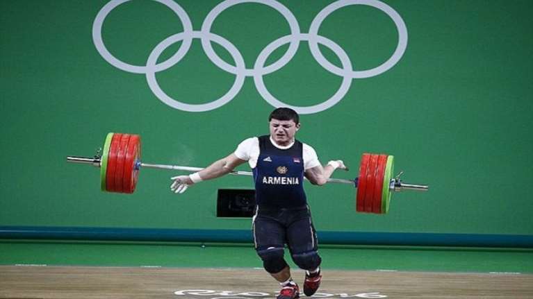 Απίστευτος τραυματισμός αρσιβαρίστα στο Ρίο