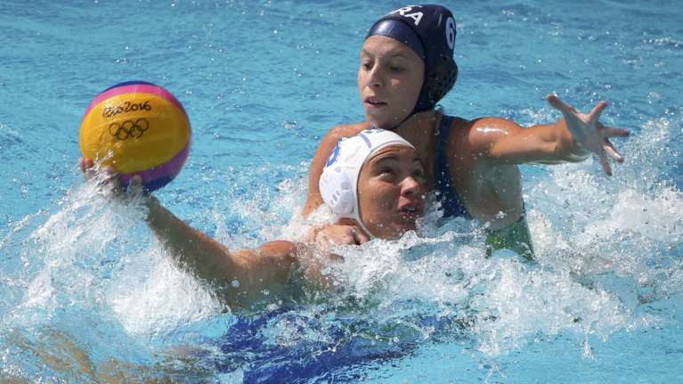 Μπουνιές στην πίσινα σε βάρος πολίστριας του Ολυμπιακού