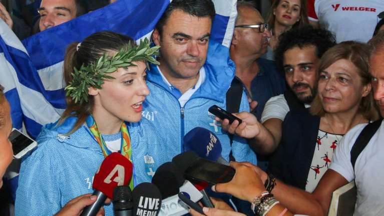 Δείτε σε ποια γνωστή τραγουδίστρια έδωσε το χρυσό μετάλλιο της η Κορακάκη!