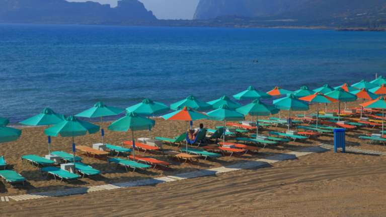 Με τη βούλα του Αρ.Πάγου καμπάνα 85 χιλ.€ για τις έξτρα ξαπλώστρες