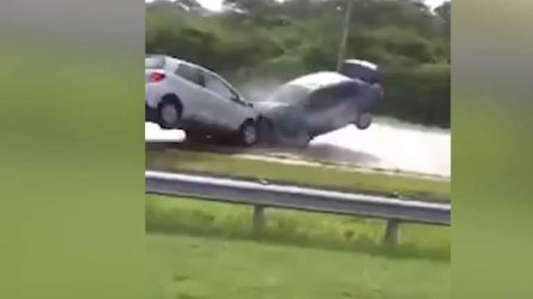 Τρομακτική μετωπική σύγκρουση σε αυτοκινητόδρομο