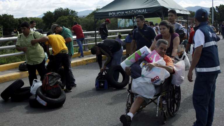 Πέρασαν τα σύνορα με την Κολομβία για να πάρουν τρόφιμα και φάρμακα