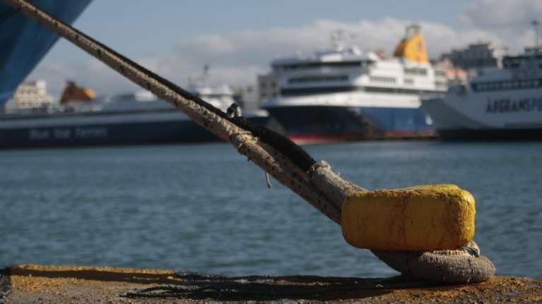 Απαγορευτικό απόπλου για Κυκλάδες - Χάος στον Πειραιά