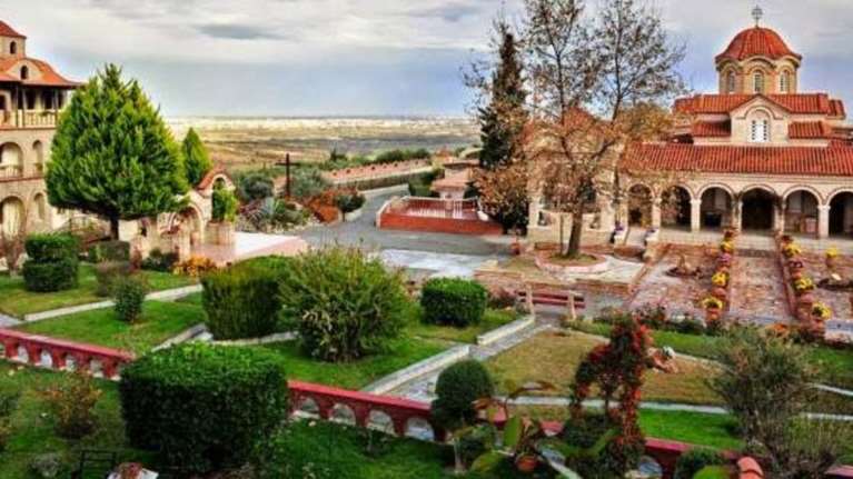 &quot;Ντου&quot; μητροπολίτη σε μοναστήρι-Διέκοψε τη θεία λειτουργία