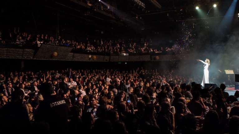Η Νατάσσα Μποφίλιου με τη ΒΑΒΕΛ της στο Θέατρο Πέτρας
