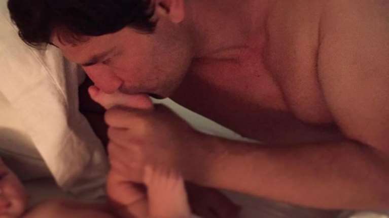 Ο Σάκης Ρουβάς στο κρεβάτι με τον 4 μηνών γιο του - η τρυφερή φωτο