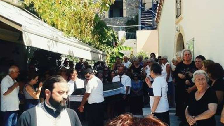 Το τελευταίο αντίο στον άτυχο καπετάνιο που πέθανε στην Αίγινα-φωτο