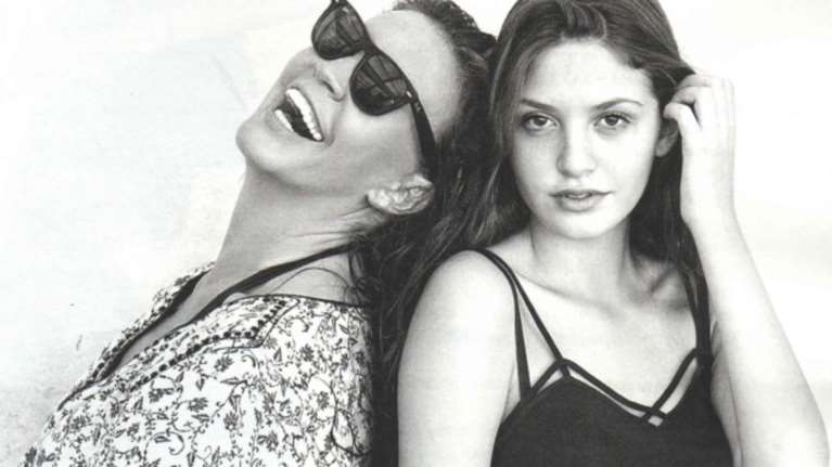 Η 50άρα Βάνα Μπάρμπα ποζάρει με την όμορφη 15χρονη κόρη της