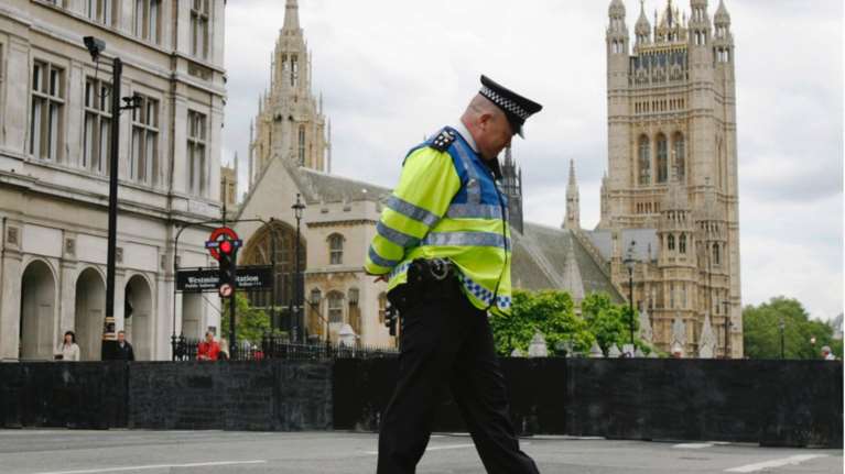 Μυστήριο στη Βρετανία: Βρήκαν τρία ανθρώπινα πόδια σε 6 μήνες