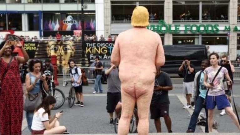 Ξεγύμνωσαν τον Ντόναλντ Τραμπ στο κέντρο της Νέας Υόρκης