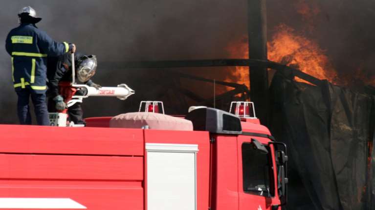 Μεγάλη φωτιά σε αποθήκη ξυλείας στο Κορωπί