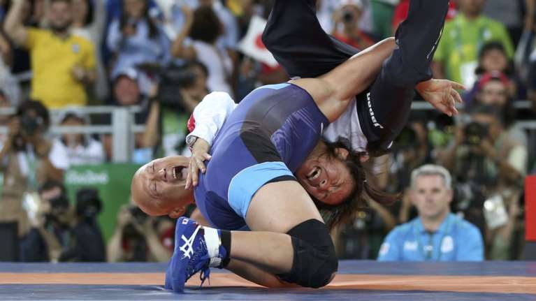 Γιόρτασε το χρυσό με κεφαλοκλείδωμα στον προπονητή της [Βίντεο]