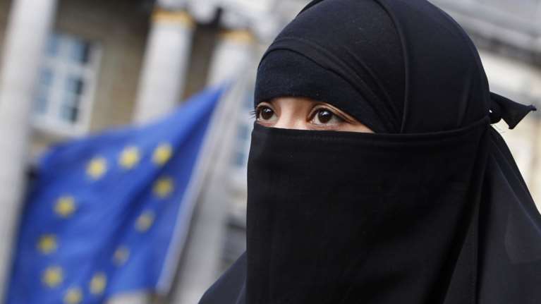 Υπέρ μερικής απαγόρευσης της μπούρκας Γερμανός υπουργός