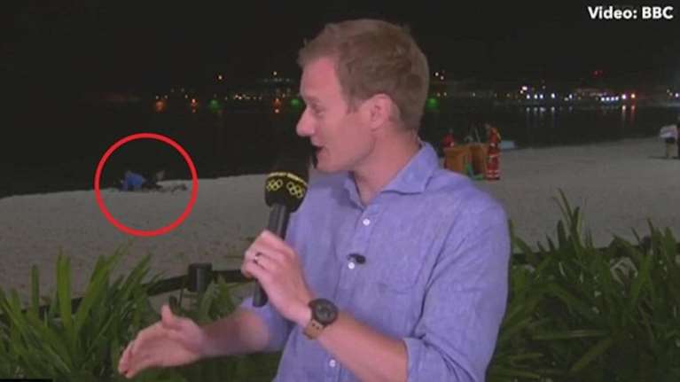 Αυτός μετέδιδε στο BBC και πίσω του έκαναν "τρελίτσες"