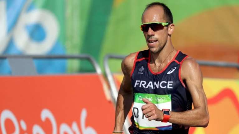 Δρομέας τα έκανε πάνω του αλλά συνέχισε τον αγώνα-VIDEO