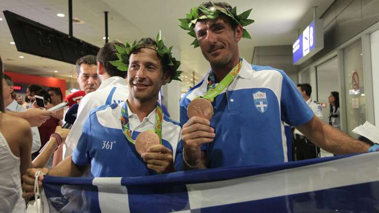 Έφτασαν στην Αθήνα οι χάλκινοι ολυμπιονίκες της ιστιοπλοΐας