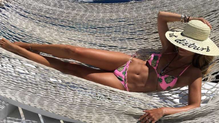 Μα πόσα μαγιώ έχει επιτέλους η Αθηνά Οικονομάκου;