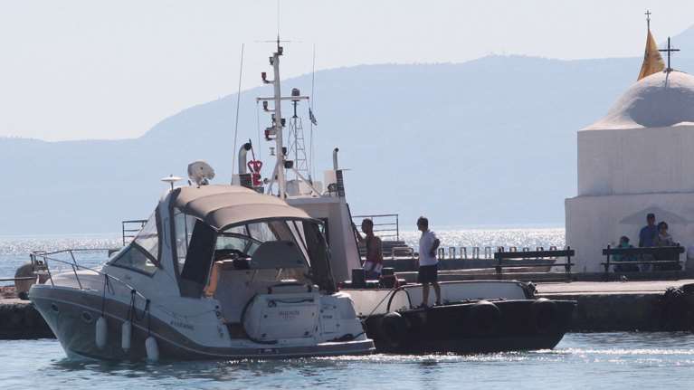 Ψάχνουν δακτυλικά αποτυπώματα στο σκάφος της Αίγινας