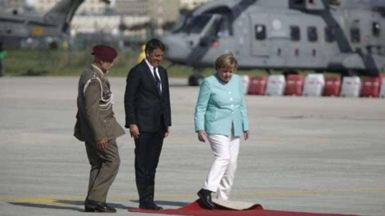 Η Μέρκελ στρώνει το κόκκινο χαλί που πήρε ο αέρας-Video