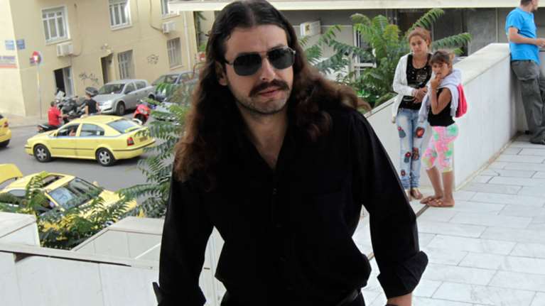 Mε ρόπαλα και σιδερογροθιές η επίθεση Μπαρμπαρούση κατά του αστυνομικού