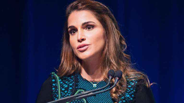 Πανέμορφη με νέο look στα μαλλιά της η Βασίλισσα Ράνια-η μεγάλη αλλαγή της