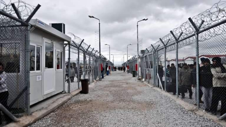 Στη Βουλή το «οικογενειακό catering» για τους πρόσφυγες