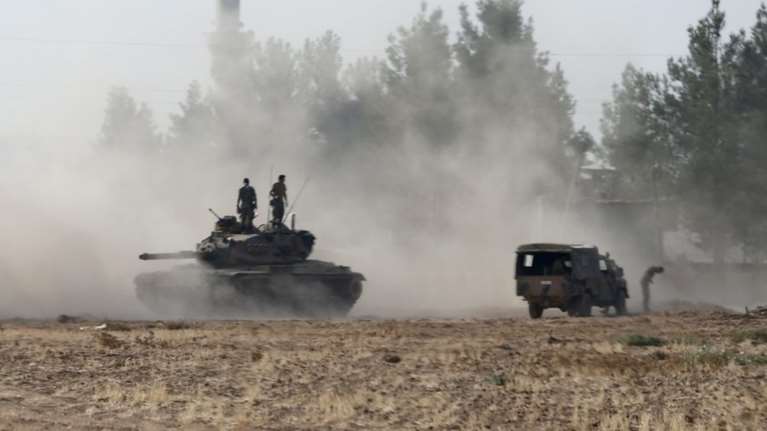 Τουρκικά άρματα εισβάλουν στη Συρία, «κεραυνοί» Ερντογάν