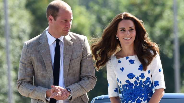 «Εγραψε» ξανά η Κέιτ: Η νέα εμφάνιση με φόρεμα σαν πίνακα ζωγραφικής