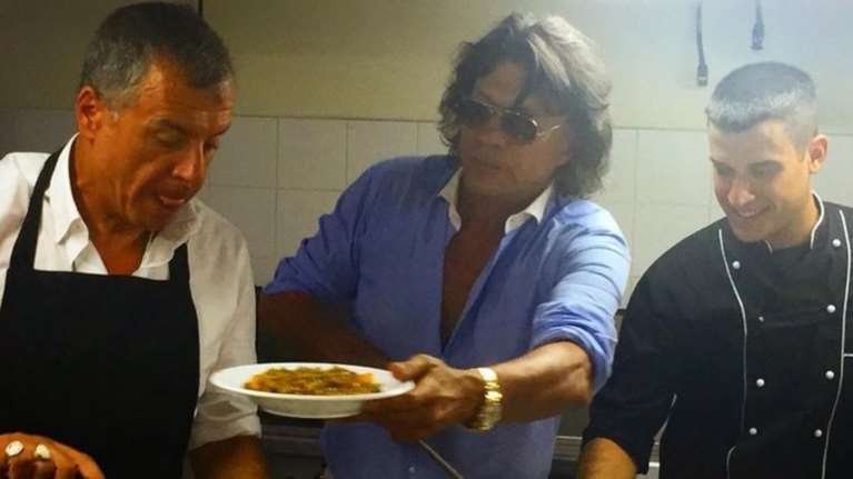 Σερβιτόροι για καλό σκοπό έγιναν Ψινάκης και Θεοδωράκης [Εικόνα]