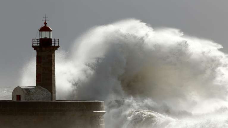 Bροχές και ισχυροί άνεμοι σήμερα, βελτίωση από το βράδυ