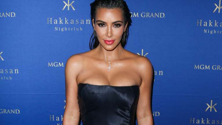 Το τερμάτισε: Η Καρντάσιαν παίζει τένις ξυπόλητη με nude μπικίνι