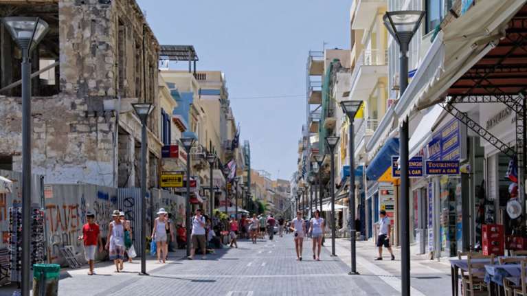 «Βγάλε τα παντελόνια σου, δεν χτυπάμε γυναίκες στην Κρήτη»