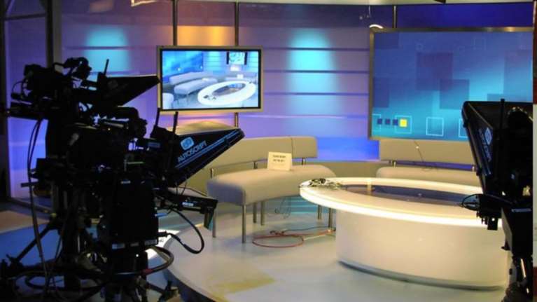 Στο «κόκκινο» η αντιπαράθεση για τις άδειες των καναλιών