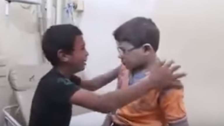 Σοκ: Θρηνούν το χαμό του αδερφού τους από βομβαρδισμό