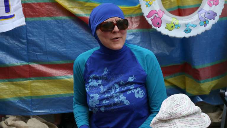 Το Ανώτατο Δικαστήριο της Γαλλίας αναστέλλει την απαγόρευση του μπουρκίνι