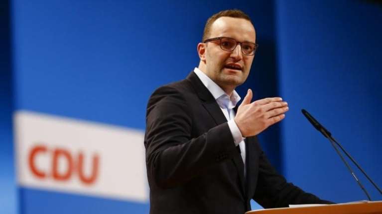 Jens Spahn: O 36χρονος gay πολιτικός που ίσως διαδεχθεί τη Μέρκελ
