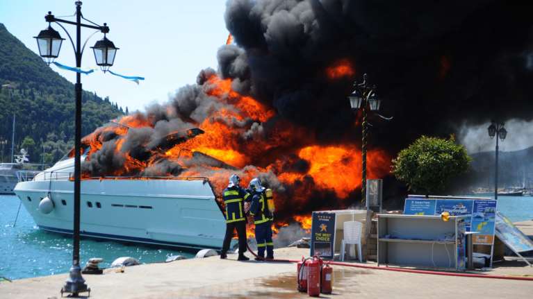 Έγιναν στάχτη και βούλιαξαν δύο κότερα στην Λευκάδα
