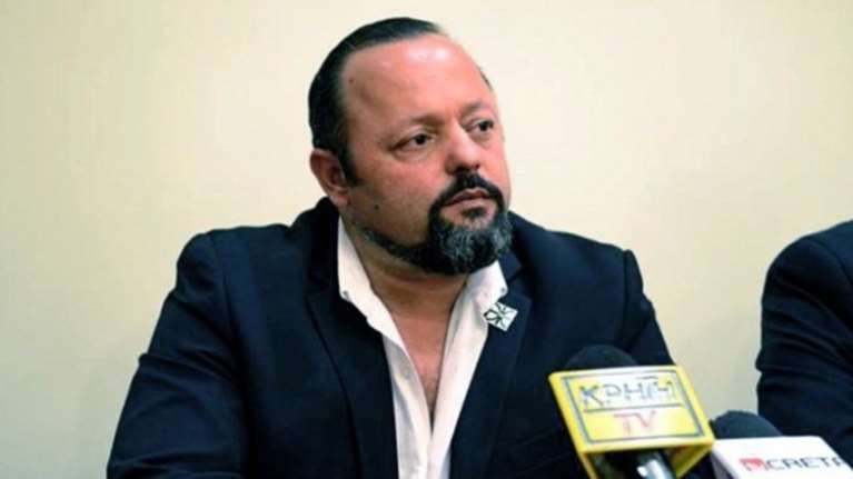 Απίστευτο και όμως Ελληνικό: Ο Σώρρας ορκίζει άτομα στην Ολυμπια [ΕΙΚΟΝΕΣ]