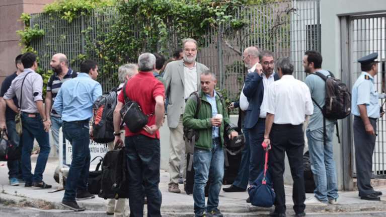 Με βαλίτσες και σλίπινγκ μπαγκ στην ΓΓΕΕ για τις άδειες [εικονες]