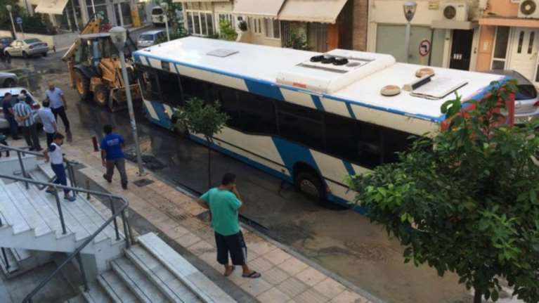 Ανοιξε ο δρόμος και κατάπιε λεωφορείο στην Κρήτη!- ΦΩΤΟ