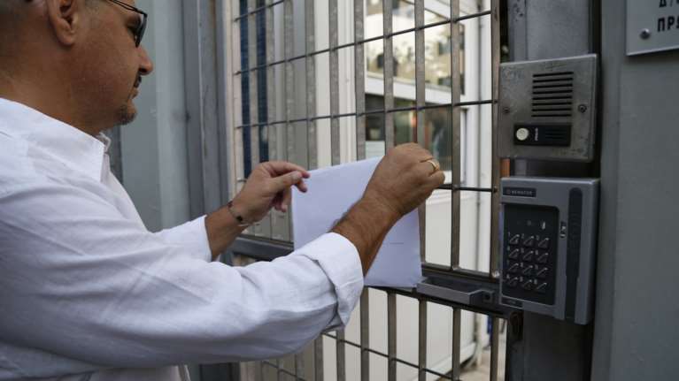 «Καταιγίδα» ασφαλιστικών μέτρων από τα κανάλια και θυροκόλληση στη ΓΓΕΕ