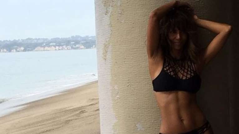 Η Χάλι Μπέρι αποχαιρετά το καλοκαίρι μόνο με το μπικίνι της (χωρίς ρετούς)