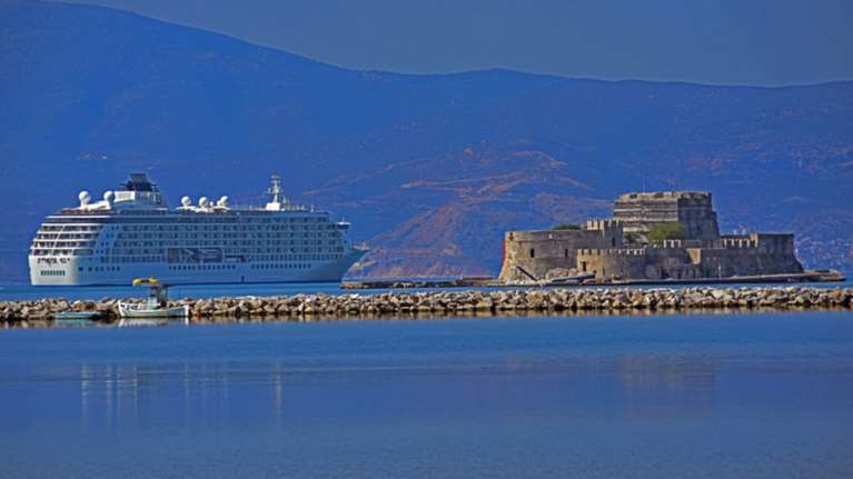 Στο Ναύπλιο το πιο πολυτελές κρουαζιερόπλοιο του κόσμου [ΕΙΚΟΝΕΣ]