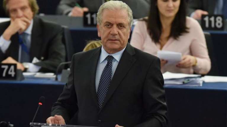 Αβραμόπουλος: Η ΕΕ θα βοηθήσει να καταργηθεί η βίζα για τους Τούρκους