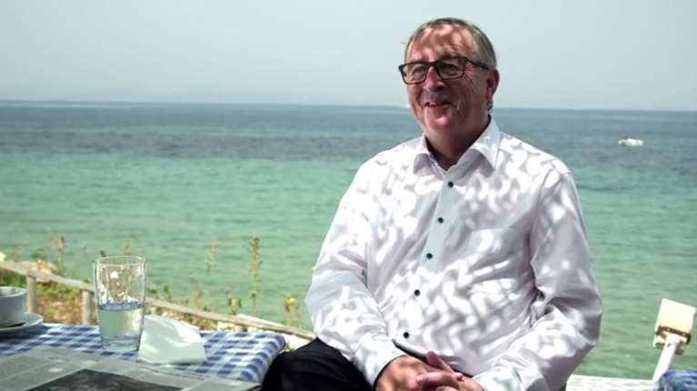 Ο Γιούνκερ σε ελληνική ψαροταβέρνα σχολιάζει... τις τιμές